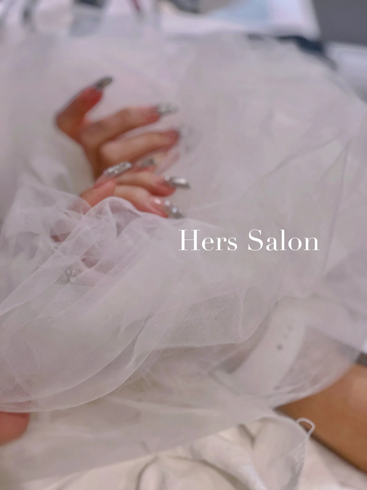 Bridal nails in tulle